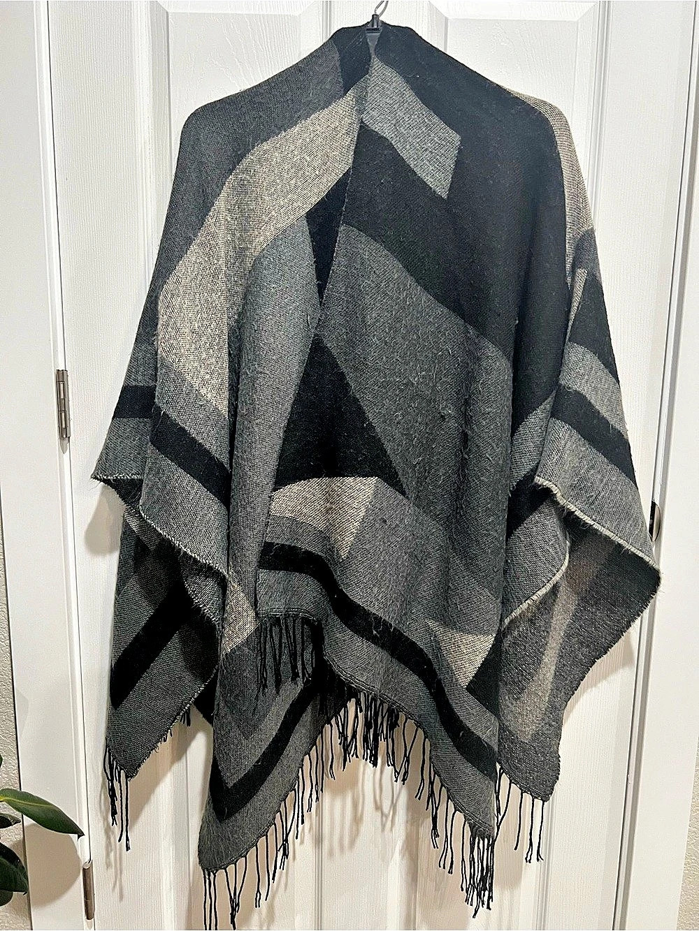 Geometric Fringe Wrap in Black & Gray